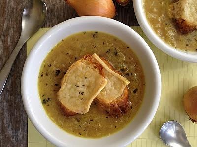 Zupa cebulowa z grzankami