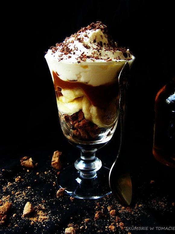 Banoffee trifle warstwowy deser z bananami, brandy i kajmakiem