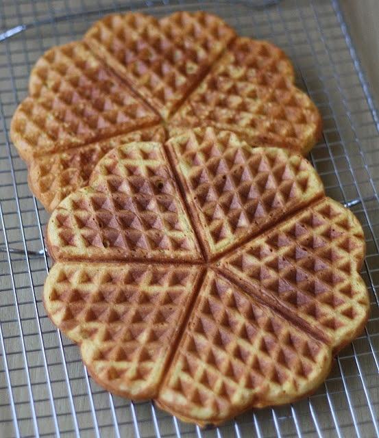 Przepyszne pomarańczowe gofry z dyniowym puree