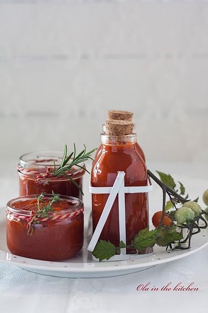 Domowy ketchup z ziołami