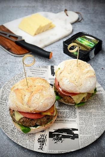 Burgery indycze z cheddarem i słodkim sosem chilli