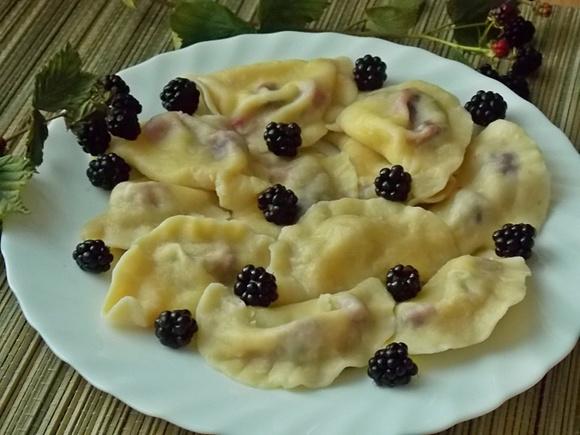Pierogi z jeżynami i twarogiem