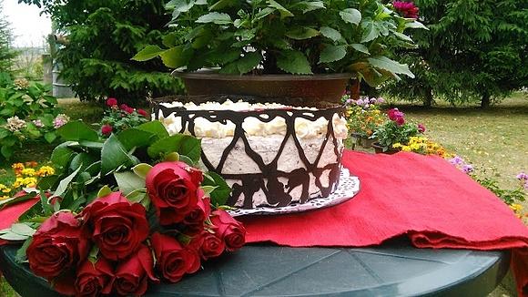 Tort straciatella z malinami w galaretce