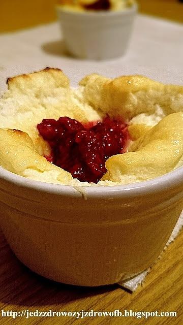 Pieczony jogurt z musem malinowym