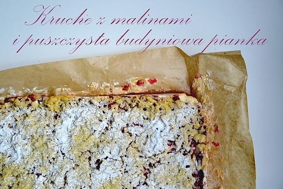 Kruche z malinami i puszysta budyniowa pianka