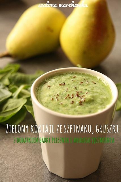 Zielony koktajl ze szpinaku i gruszki z babką płesznik i młodym jęczmieniem