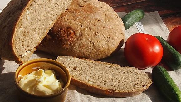 Chleb jęczmienny z serem owczym i kminkiem