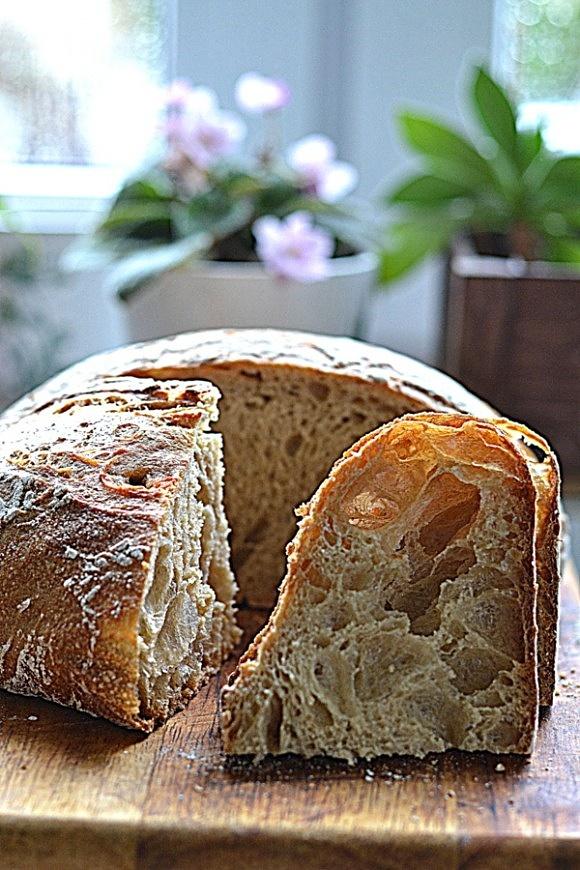 Chleb z mąki płaskurki i dojrzałym pecorino