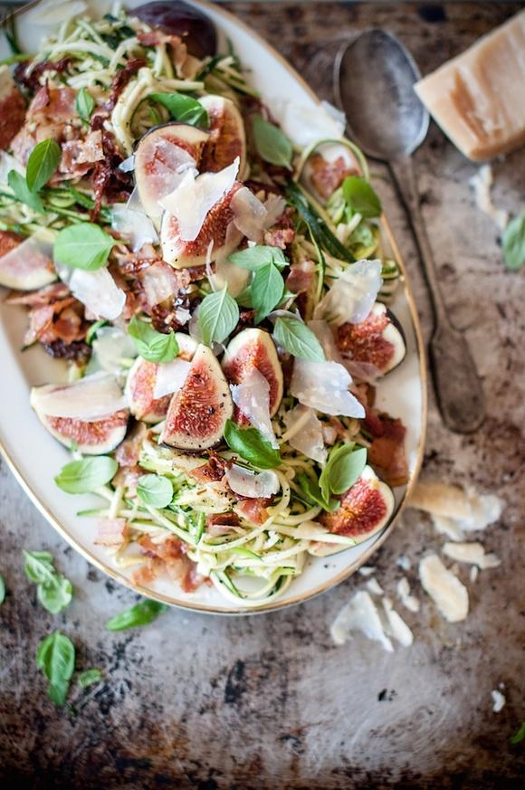 Spaghetti z cukinii z pancettą, figami i suszonymi pomidorami