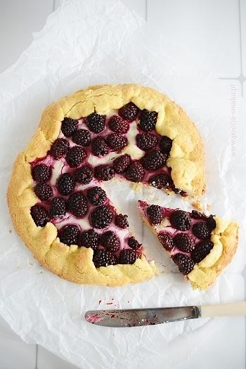 Rustykalna tarta z jeżynami i polentą