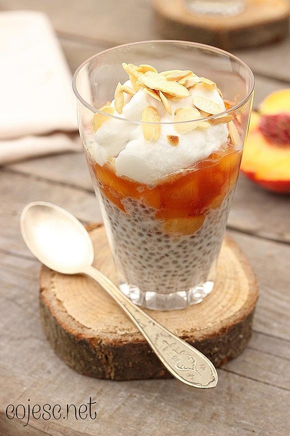 Kokosowy pudding chia z duszonymi brzoskwiniami