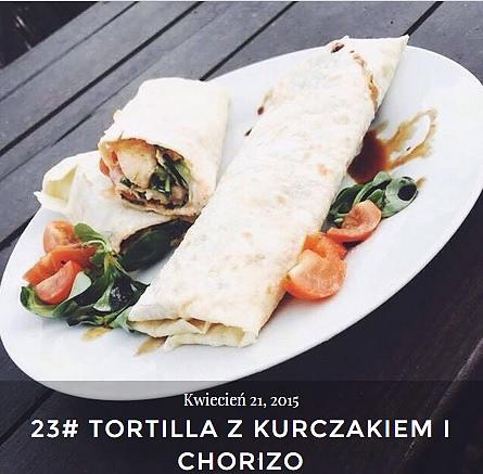 Tortilla z kurczakiem i chorizo