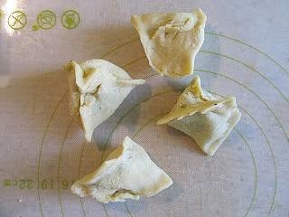 Mini pierożki z czereśniami i serem na lato