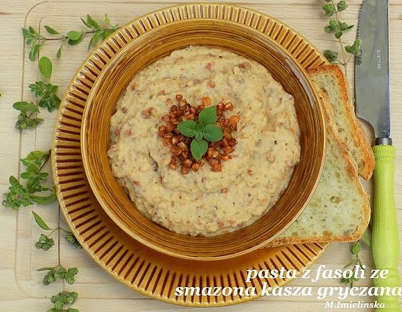 Pasta z fasoli z jabłkiem i smażoną kaszą gryczaną