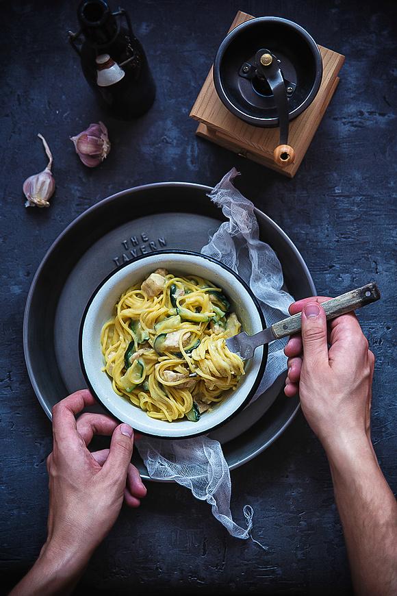 Makaron razowy z cukinią i kurczakiem w sosie carbonara