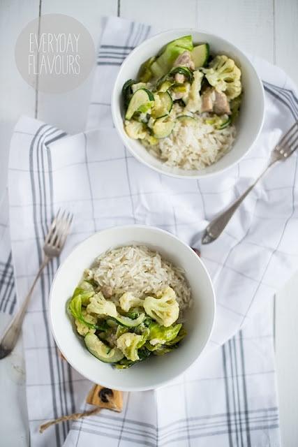 Curry z kalafiorem cukinią kapustą i kurczakiem
