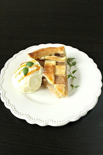 Szarlotka z kratką - przepis na ciasto z jabłkami