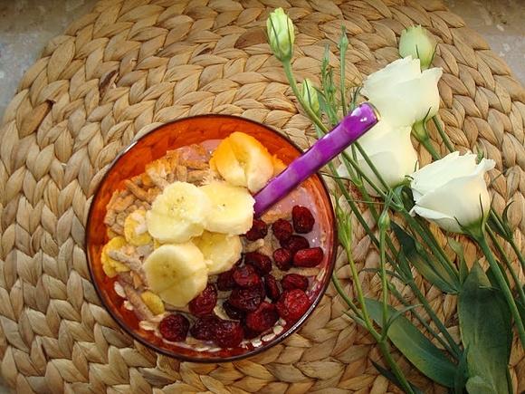 Jogurt jagodowy z płatkami owsianymi, bananem i żurawiną