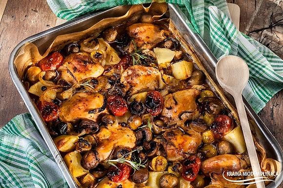 Eintopf z kurczakiem, pieczarkami i pomidorkami