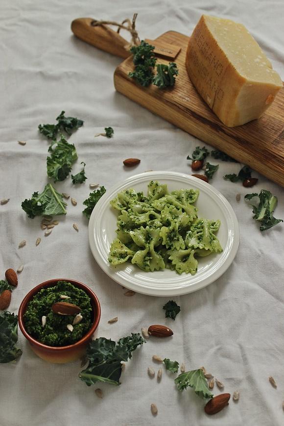Błyskawiczny makaron z jarmużowym pesto