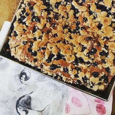 Ciasto drożdżowe z borówkami i kruszonką