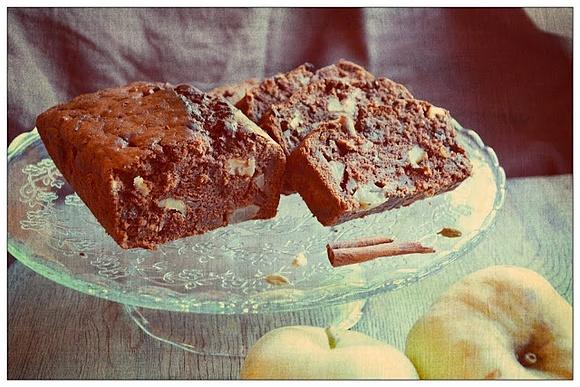 Jesienny chlebek bananowy z jabłkami, orzechami i czekoladą