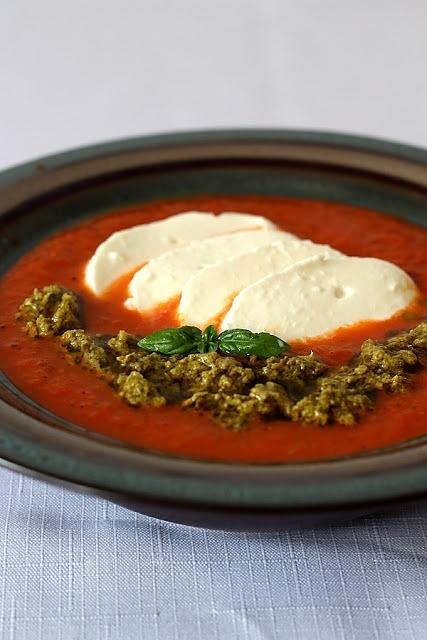 Krem z pieczonych pomidorów z pesto i mozzarellą