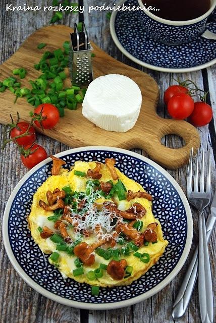 Omlet z kurkami i kozim serem