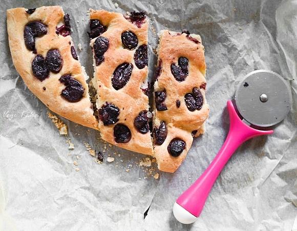 Focaccia z oliwkami i rozmarynem