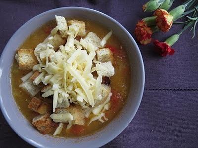 Rozgrzewająca dyniowa z papryką, pomidorami i chilli