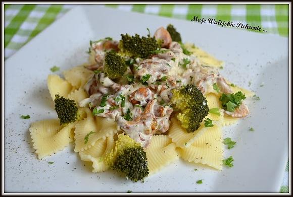 Farfalle w sosie śmietanowo-kurkowym z brokułami