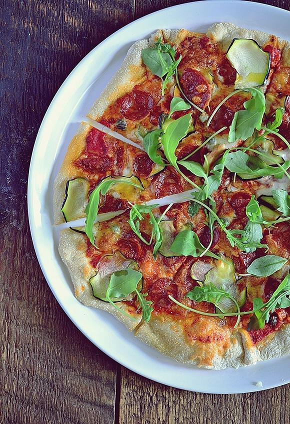 Pizza z cukinią i kiełbasą paprykową chorizo