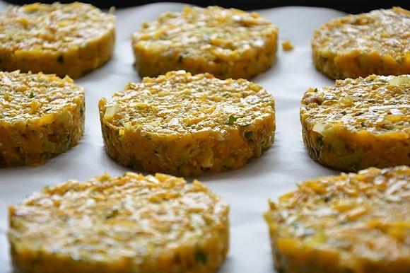 Dyniowe kotleciki z quinoa, szałwią i fetą