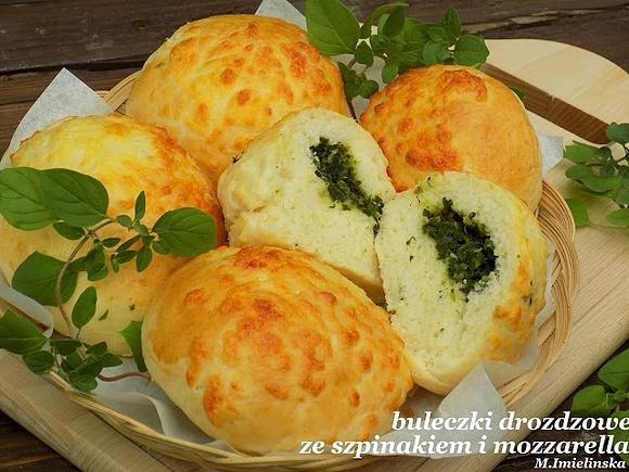 Bułeczki ze szpinakiem i mozzarellą