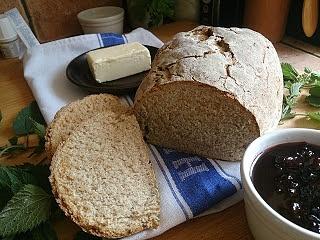 Chleb z serwatką i drożdżami na liściach pokrzywy
