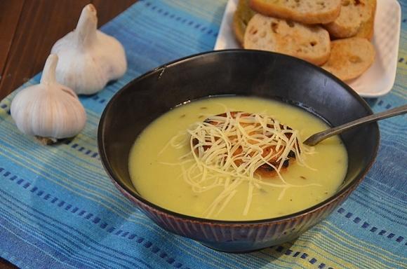 Zupa czosnkowo-kminkowa z ziemniakami i grzankami