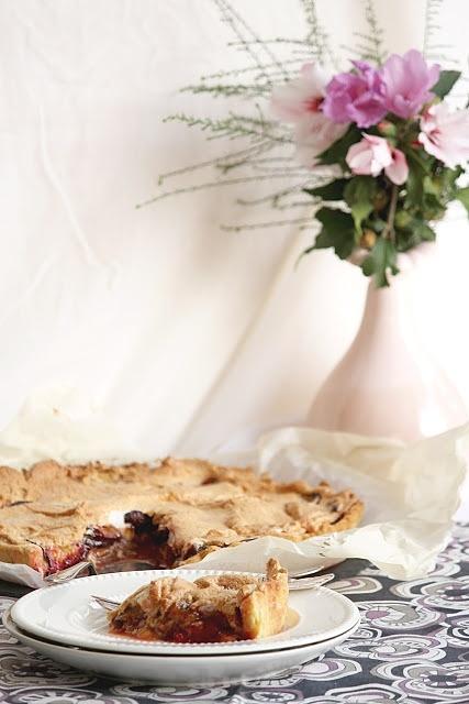 Tarta ze śliwkami i krówkami