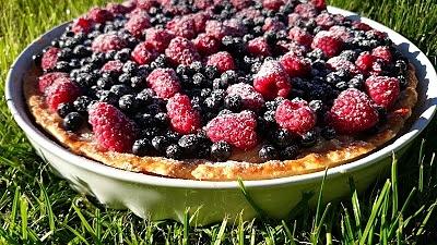 Tarta z masą budyniową i owocami leśnymi