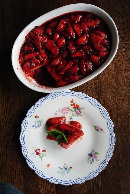 Panna cotta z truskawkami w sosie balsamicznym