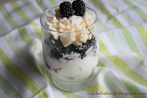 Deser z jeżynami mascarpone i bezą