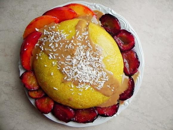 Dyniowy pudding kokosowy na zimno z owocami i karmelem daktylowo-sezamowym