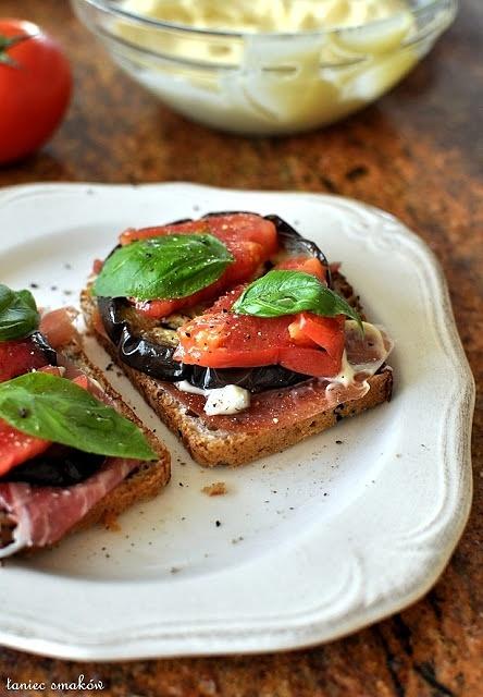 Kanapka z pieczonym bakłażanem i szynką parmeńską