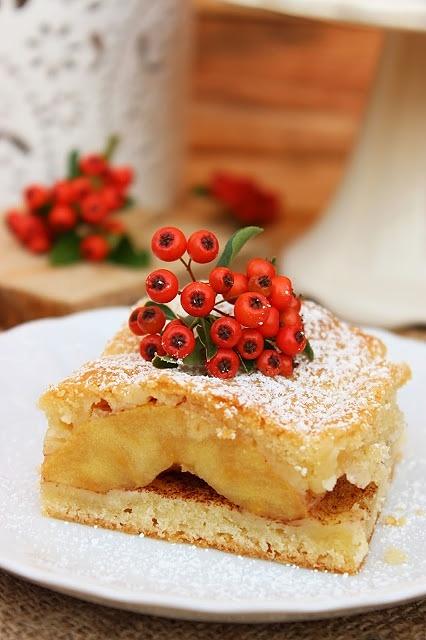 Szarlotka z połówkami jabłek