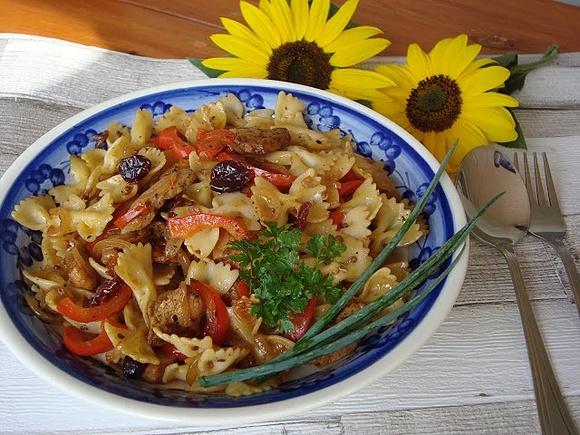 Farfalle z kurczakiem i papryką