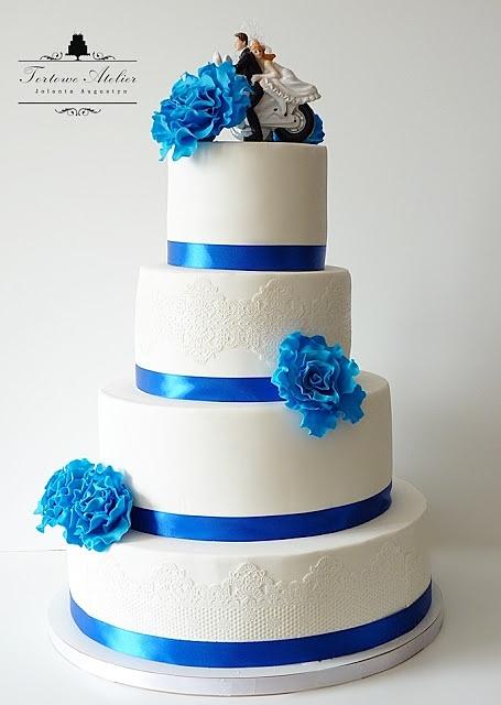 Tort weselny w kolorach szafiru