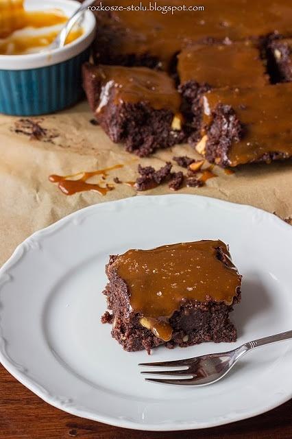 Brownie z białą czekoladą i solonym karmelem
