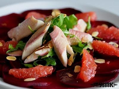 Wędzony pstrąg na carpaccio z buraka