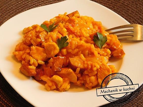 Paella z kurczakiem i kiełbasą