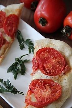 Pizza margherita z pomidorami i mozzarellą