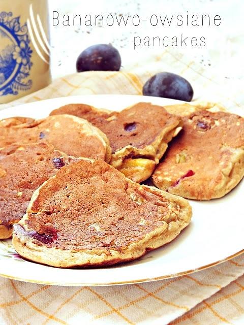 Bananowe pancakes z płatkami owsianymi i śliwkami
